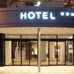 Những rủi ro khi kinh doanh kh&aacute;ch sạn nh&agrave; nghỉ nh&agrave; h&agrave;ng trong năm nay